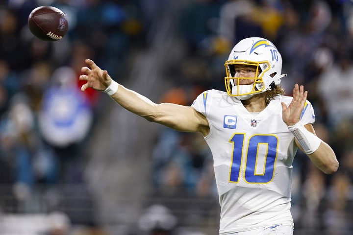 Los Angeles Chargers firman de nuevo a Justin Herbert y rompen récord salarial anual